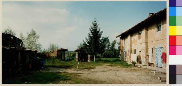 Casarile - frazione di Zavanasco - edificio rurale della ex-villa Cantoni - cortile interno