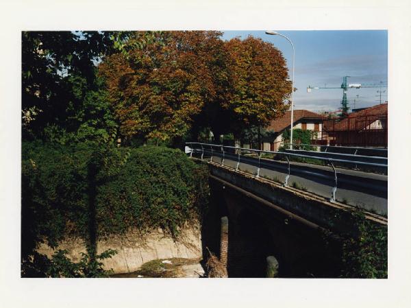 Garbagnate Milanese - via Milano - ponte sul canale Villoresi in secca - vegetazione