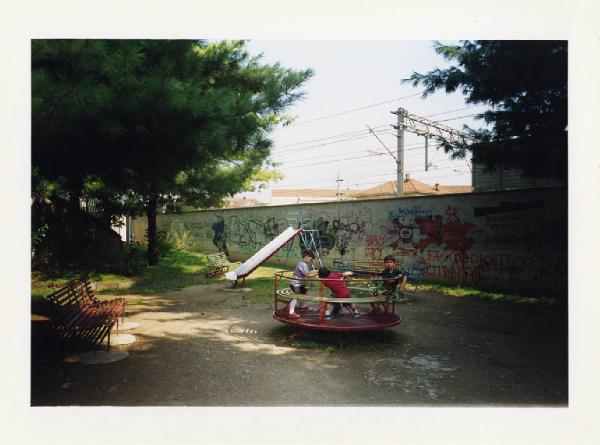 Garbagnate Milanese - via Manzoni - parco giochi - giardini nei pressi della chiesa del Rosario - bambini giocano