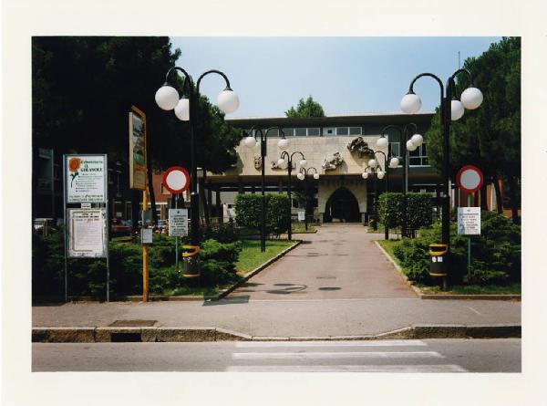 Garbagnate Milanese - municipio - viale di ingresso