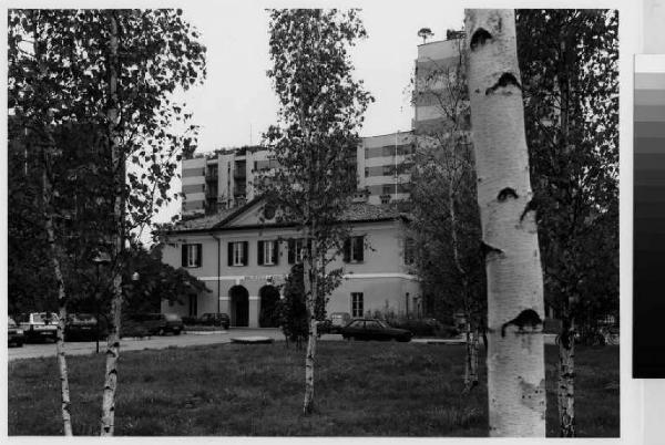 San Donato Milanese - cascina opedaletto sede della Biblioteca Comunale - giardino - parcheggio - edifici residenziali