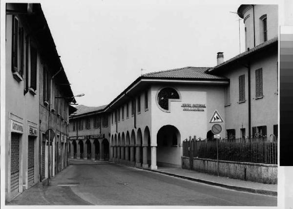 Pioltello - centro storico - via Milano - edificio del centro pastorale - porticato