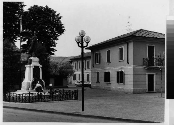 Pioltello - via Marconi - monumento - edifici