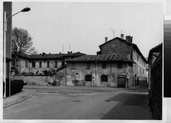 Pioltello - centro storico - via Martiri della Libertà angolo via Roma - case a corte
