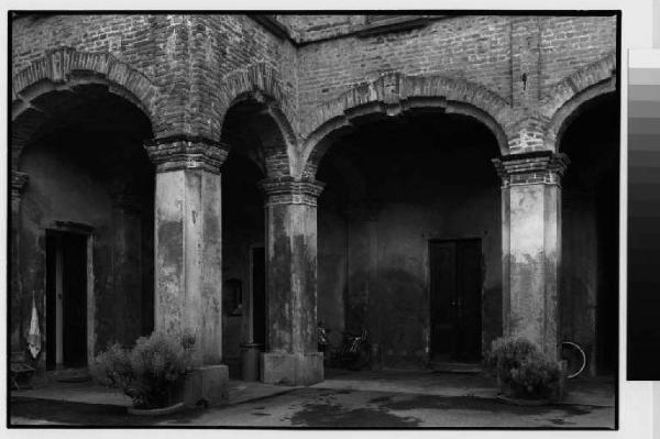 Albairate - via San Giovanni 17 - casa Gramegna - palazzo dei Barnabiti - cortile interno - porticato