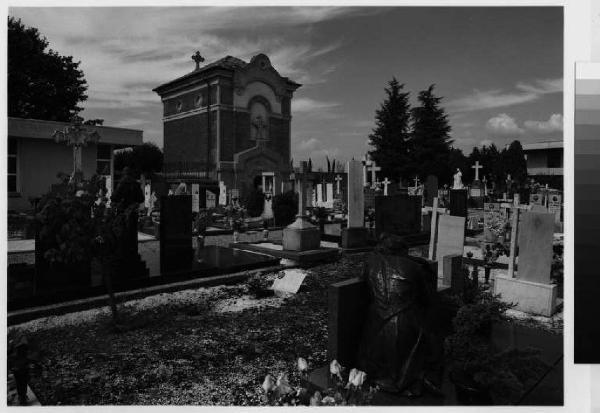 Cavenago di Brianza - cimitero - tombe - interno