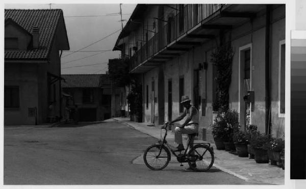 Ornago - corte della Madonna - strada - uomo in bicicletta