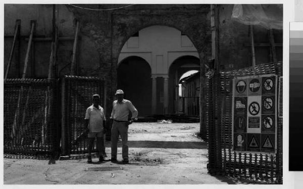 Burago di Molgora - villa Penati Ferrerio - ingresso corte d'onore - ritratto di uomini - due operai impegnati nei lavori di ristrutturazione