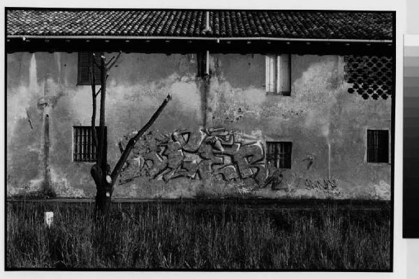 Rodano - aggregato rurale via Garibaldi - graffiti