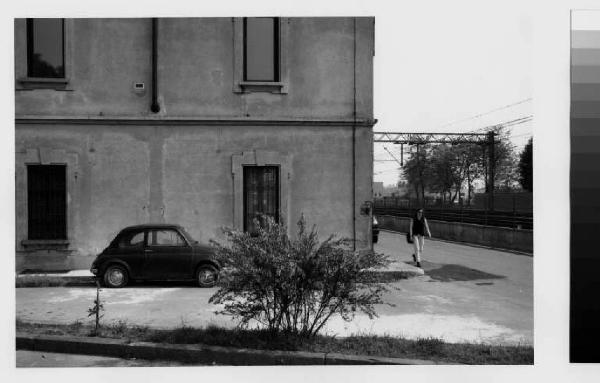 Novate Milanese - casa nei pressi della stazione - strada - passante