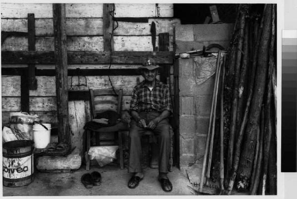 Cusago - cascina Stampa - figura maschile - ritratto di contadino - magazzino - atrezzi