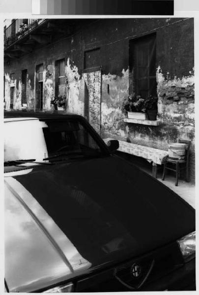 Cusago - cascina Fornace - automobile - cortile interno