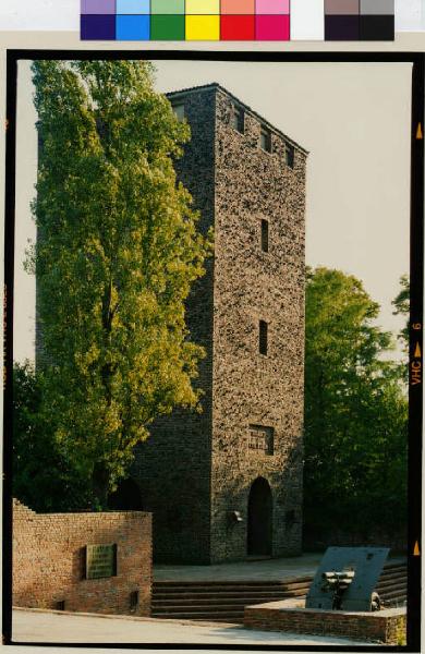 Turbigo - torre in pietra - ex acquedotto ora monumento ai Caduti