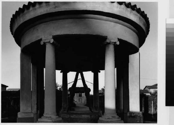 Robecchetto con Induno - cascina Arese Fagnani - tempietto con monumento al lavoro