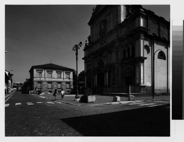 Magenta - chiesa dei Santi Martino e Gioacchino - piazza - incrocio stradale - palazzo
