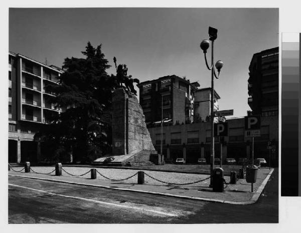 Magenta - piazza Vittorio Veneto - monumento ai Caduti - edificio a torre - strada