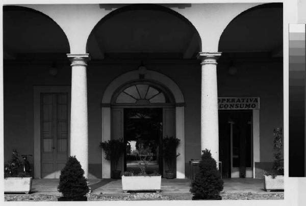 Besate - palazzo Visconti - cortile interno - portico - colonne