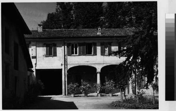Motta Visconti - villa Buccellati - cortile interno - portico