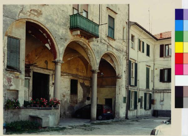 Santo Stefano Ticino - palazzo Parravicini - porticato con volte a vela - abitazioni