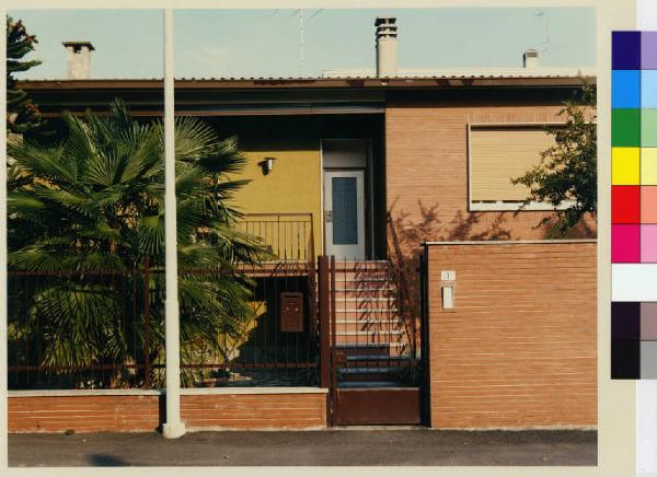 Santo Stefano Ticino - via Caravaggio 1 - villette - facciata di  ingresso - strada