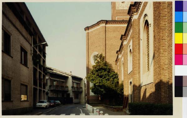 Varedo - via San Giuseppe - chiesa dei Santi Apostoli Pietro e Paolo - abitazioni