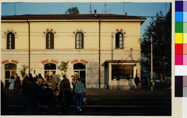 Varedo - stazione ferroviaria - persone