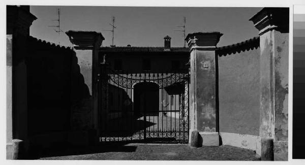 Casorezzo - via Busto Garolfo - villa Caccia Dominioni - facciata -  cancello in ferro