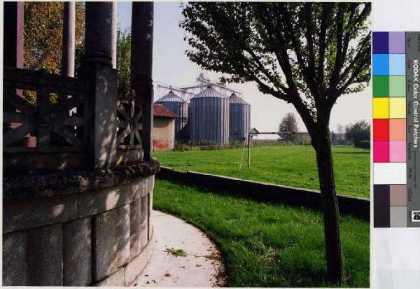 Vernate - rotonda in pietra e colonne - campo da calcio - silos - centro storico