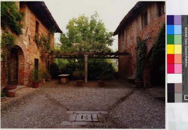 Vernate - castello di Coazzano - cortile interno