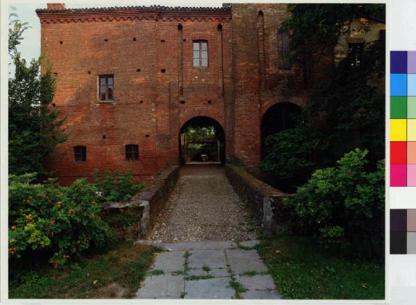 Vernate - castello di Coazzano - ponte di ingresso - portico - vegetazione