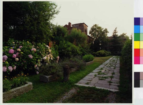Vernate - castello di Coazzano - giardino
