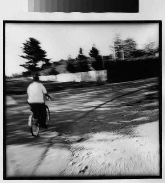 Inveruno - via cavour - figura maschile - uomo in bicicletta - strada