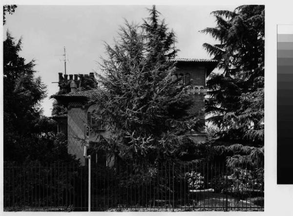 Inveruno - villa Brambilla - alberi - cancellata
