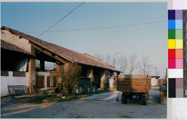 Abbiategrasso - cascina Crivella nei pressi di Caselle d'Ozzero - cortile interno