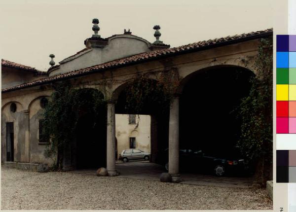 Ozzero - via Cesare Battisti 10 - villa Bianchi Calvi - Porticato della corte Est