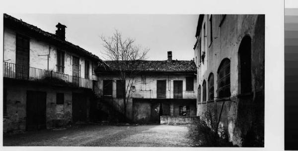 Villasanta - via Mazzini - case a corte - cortile interno