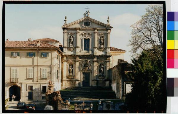 Meda - chiesa di San Vittore - facciata frontale - scalinata