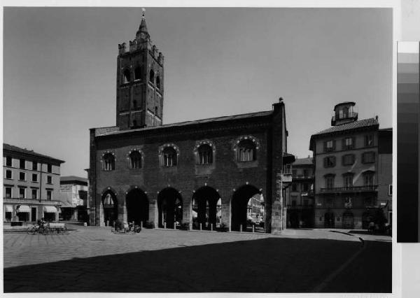Monza - piazza Roma - arengario - fianco porticato sulla piazza - centro storico