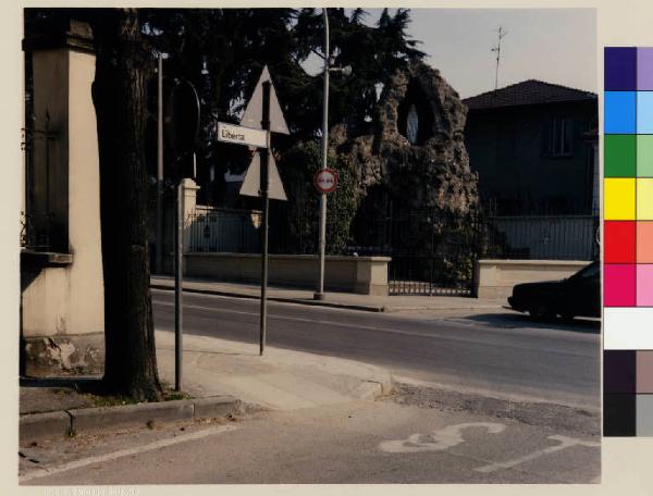 Bernareggio - via della Libertà - monumento votivo alla Madonna - incrocio stradale