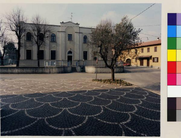 Bernareggio - località di villanova - scuola elementare - piazza