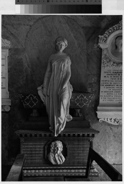 Usmate Velate - cimitero - oratorio San Felice - cappella casati - interno - statua ad opera di Vincenzo Vela