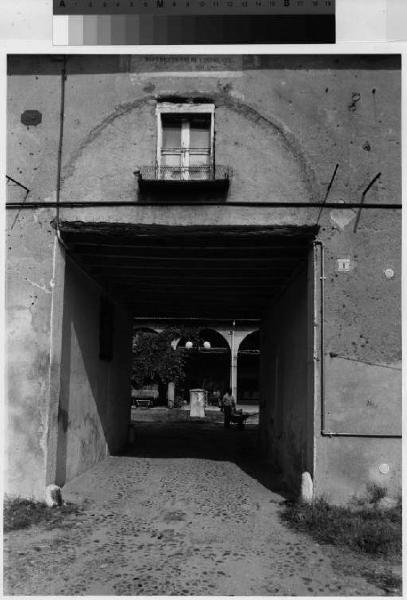 Usmate Velate - cascina Brugorella - portico d'ingresso