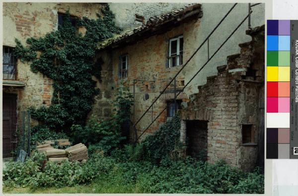 Sulbiate - via Trento - edificio rurale - cortile