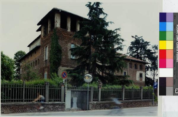 Sulbiate - castello Lampugnani - cancellata - strada