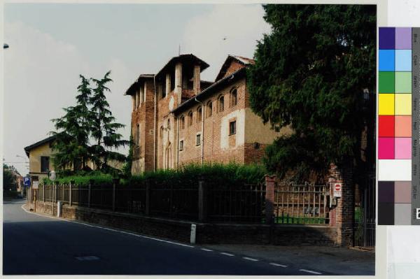 Sulbiate - castello Lampugnani - piazza castello - strada