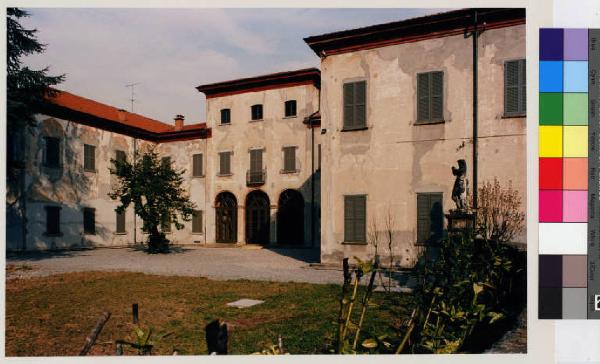Lentate sul Seveso - frazione Birago - villa Casnedi-Confalonieri Raimondi - corte interna