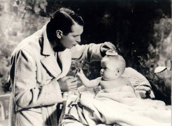 Scena del film "Papà cerca moglie" - regia Norman Taurog - 1933 - attori Maurice Chevaliere e Baby LeRoy