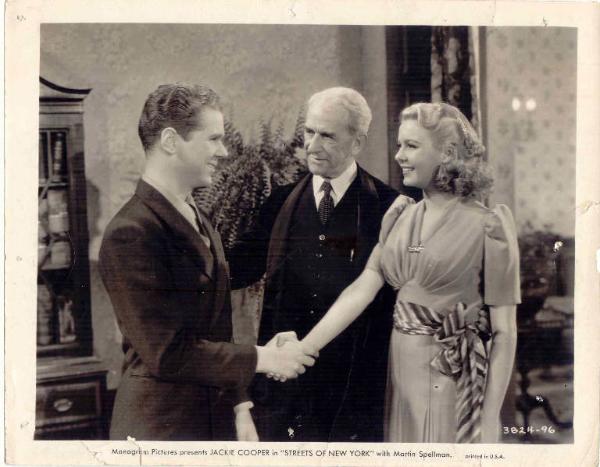 Scena del film "Gli eroi della strada" - regia di William Nigh - 1939 - attori Jackie Cooper e Marjorie Reynolds