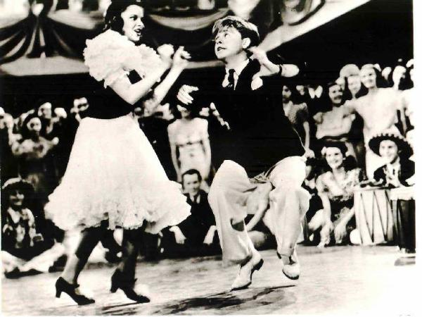 Scena del film "Musica Indiavolata" - regia di Busby Berkeley - 1940 - attori Mickey Rooney e Judy Garland