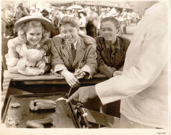 Scena del film "Musica Indiavolata" - regia di Busby Berkeley - 1940 - attori Mickey Rooney e June Preisser